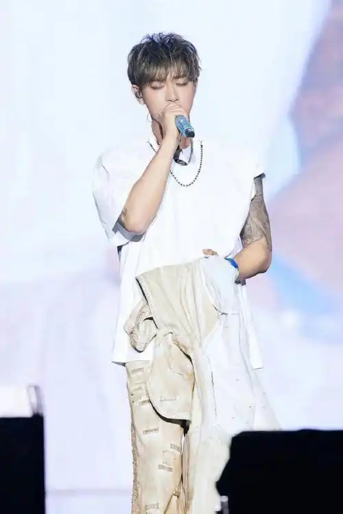 黄子韬再现小精灵##黄子韬染蓝发