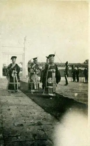 1915年照片袁世凯穿龙袍登基官员头插羽毛士兵手持长矛