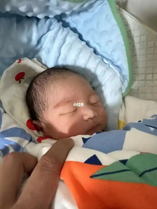 顺产无侧切,轻微撕裂,宫缩的疼真的一辈子也不会忘记,但看到baby的