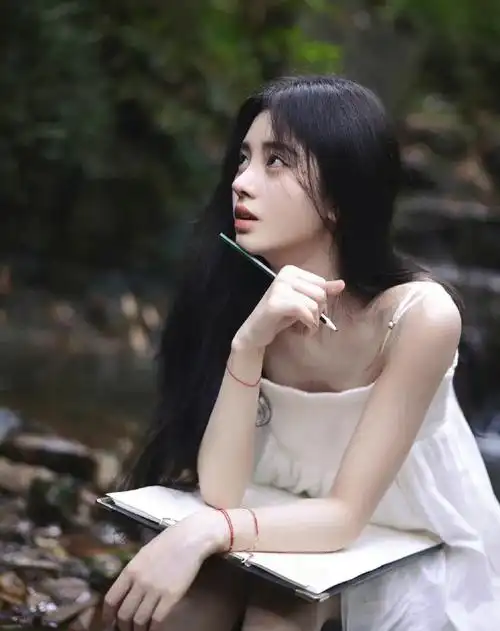 鞠婧祎一袭白色吊带裙,清纯甜美,灵动温柔 !_高清图集_新浪网