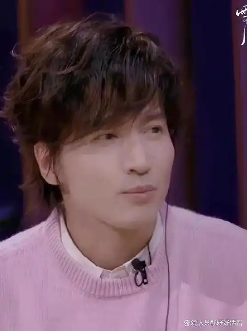 言承旭近照简直逆龄生长,46岁穿粉色毛衣秒变十八小伙