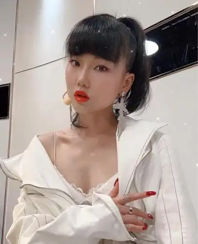 黄龄太可了!文胸当内衬,没有很突兀,反而很好看