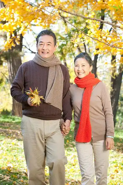 老年夫妇的秋日浪漫