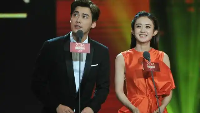 咚咚咚李易峰陪着赵丽颖买衣服配一脸哦