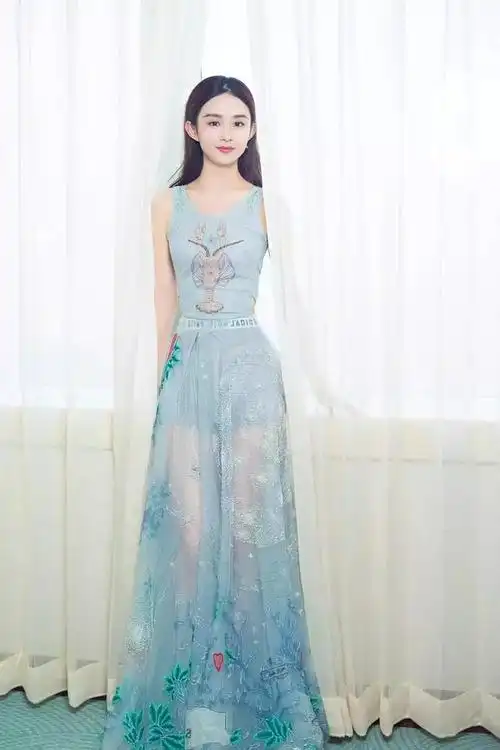 dior酒会无修无滤镜,赵丽颖吊打王丽坤,张雪迎穿的跟要插秧似的