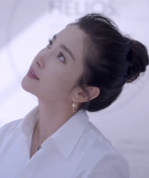 李冰冰白衬衣职场装干练成熟有韵味