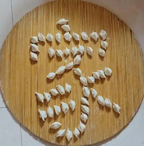 东征人家厨师班巧妇们,用饺子摆字,以此庆贺董事长樊挺刚为儿子樊秦鹏