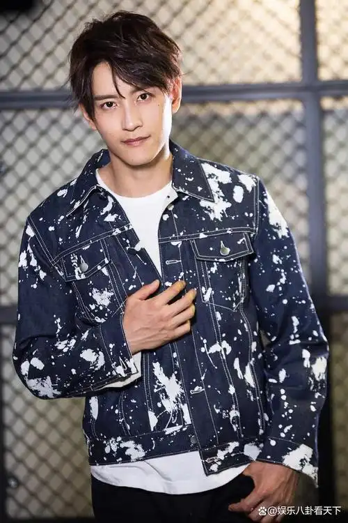 186cm的大高子,颜值跟身高一样高,读大学期间他被饶雪漫选为书模,饰演