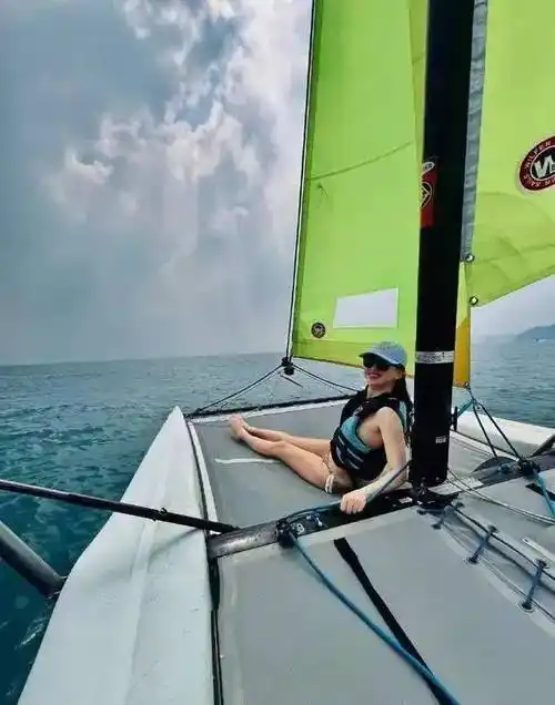 朱珠一家海边度假,大秀性感身材本人太美,一家三口温馨出镜_家庭_故事