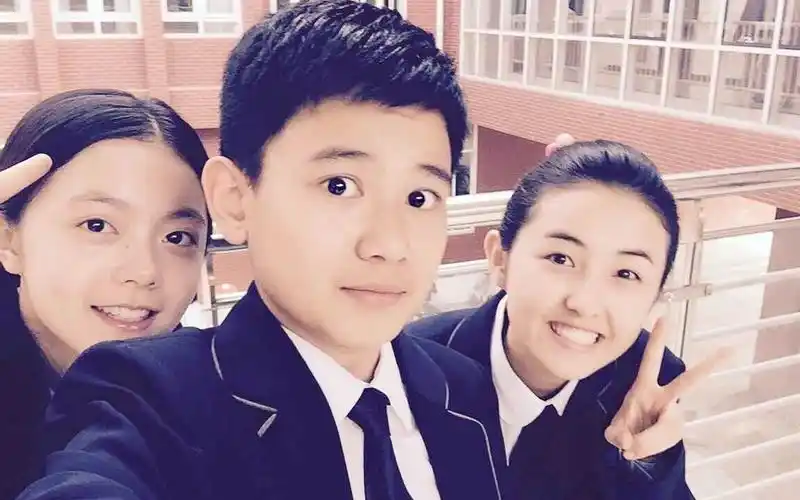 【 b>张子枫 /b>x b>胡先煦 /b>x b>赵今麦 /b>】【小别离】牵手搂肩