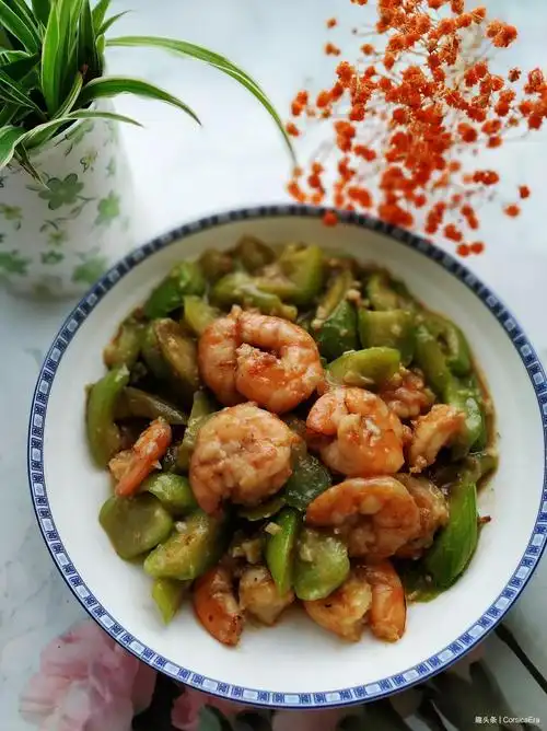 丝瓜炒虾仁,做法简单,清淡有营养,碧绿鲜美有食欲