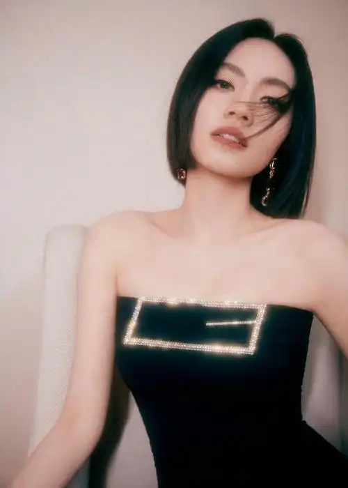 低胸装小短裙的刘惜君黑粉看了也会无话可说的吧