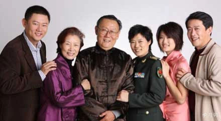 吴桂苓,吕中一家全家福