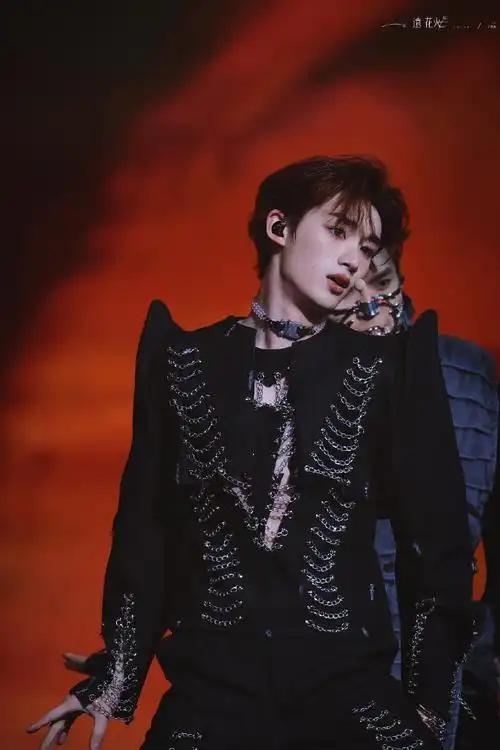 丁程鑫超话78#丁程鑫叁重楼暨出道四周年演唱会#33393232