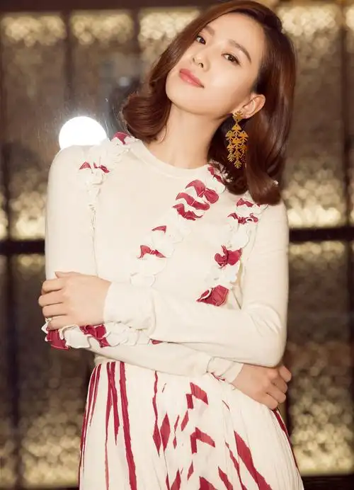 >刘诗诗(原名刘诗施),1987年3月10日出生于北京市,中国内地影视女演员