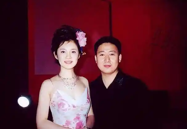 回顾许戈辉:事业巅峰期离开央视,嫁富商后与丈夫前妻亲如姐妹