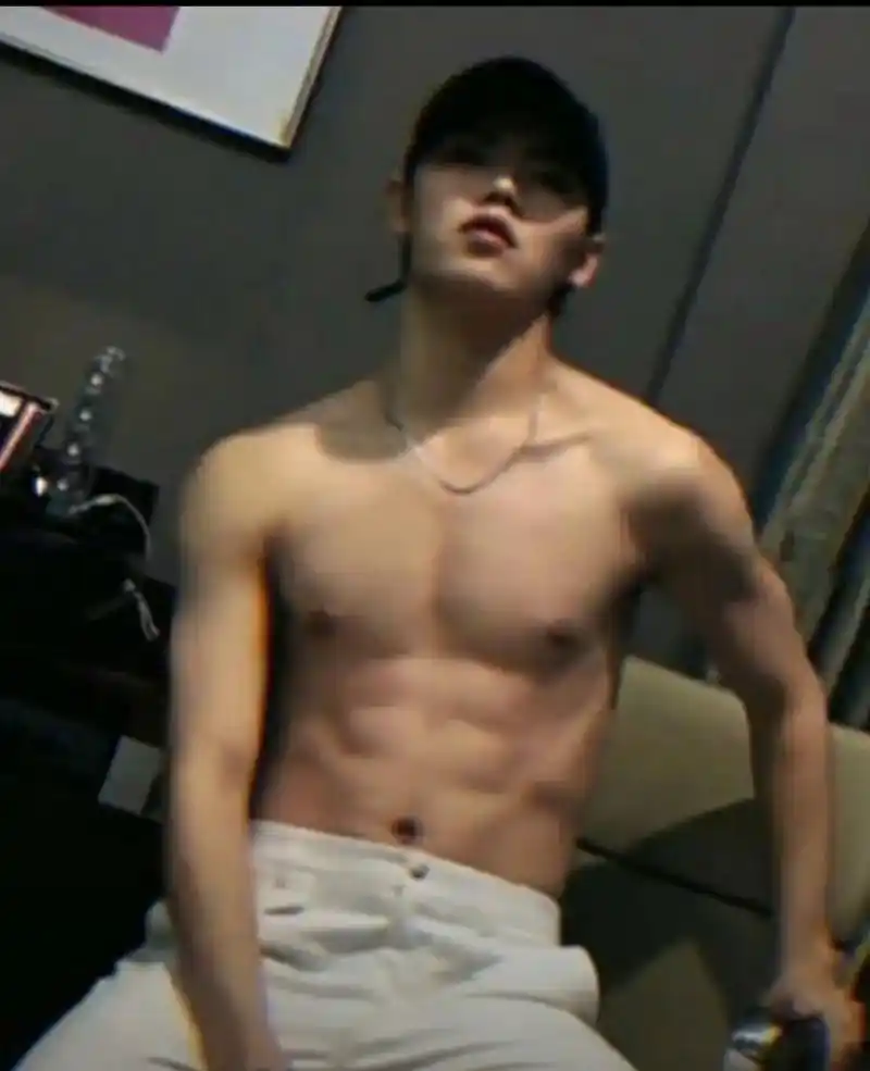 看看鱼梁的腹肌照#肖宇梁 #肖宇梁腹肌 #西北蛊王肖宇梁 # - 抖音