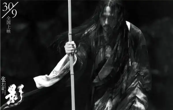 瘦邓超身形佝偻(剧照摄影:白小妍)