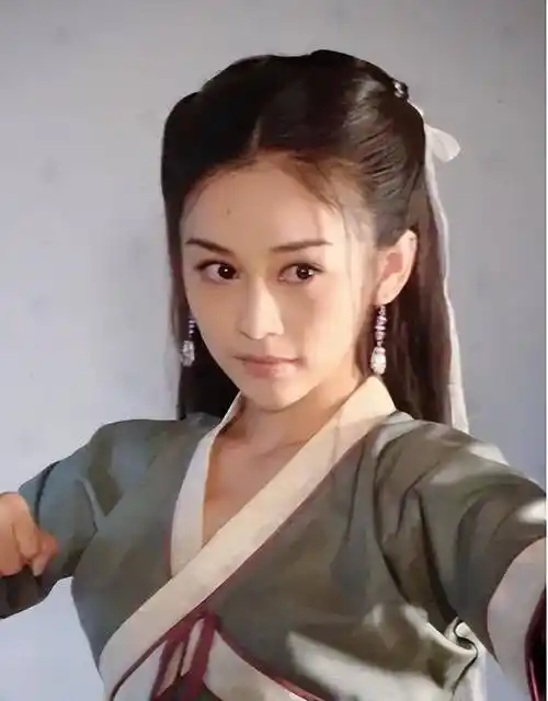 她是靳东的绯闻女友,和刘亦菲是同学,曾经美丽却整容变尖酸刻薄_周扬