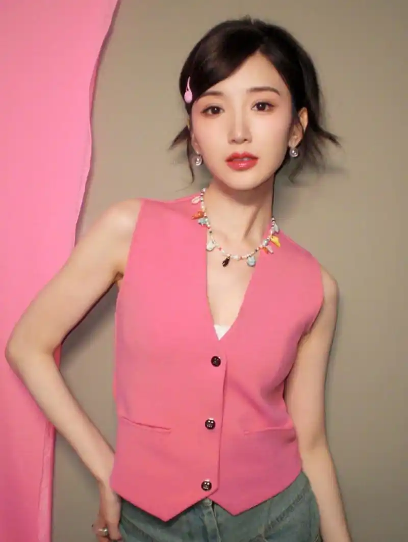 就连明星也不例外,毛晓彤所打造的这一个芭比风,将她本人身上的所有