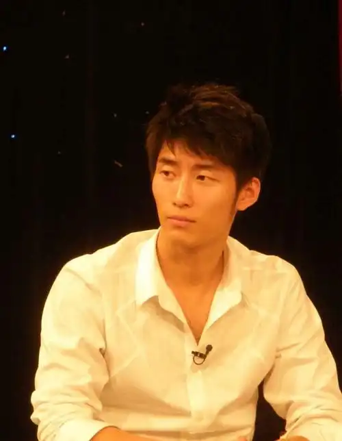 窦骁露胸毛照片曝光 窦骁胸毛外露尽显型男味道