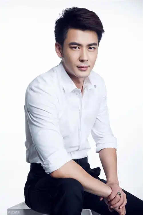 组图:贾宗超写真曝光 帅气型男洋溢自信微笑_高清图集_新浪网