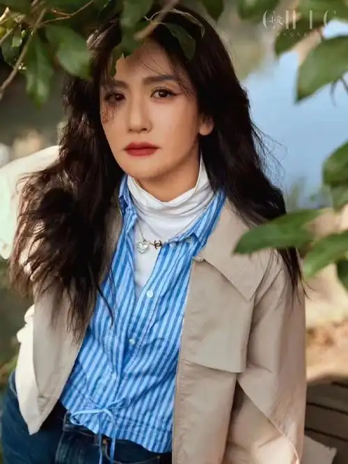 演员,主持人@谢娜 身着gant 2022秋冬系列高领针织衫搭配直筒牛仔裤