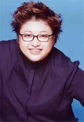 韩红简历个人资料简介(捐款10亿元,善良的背后是原生家庭的破灭)