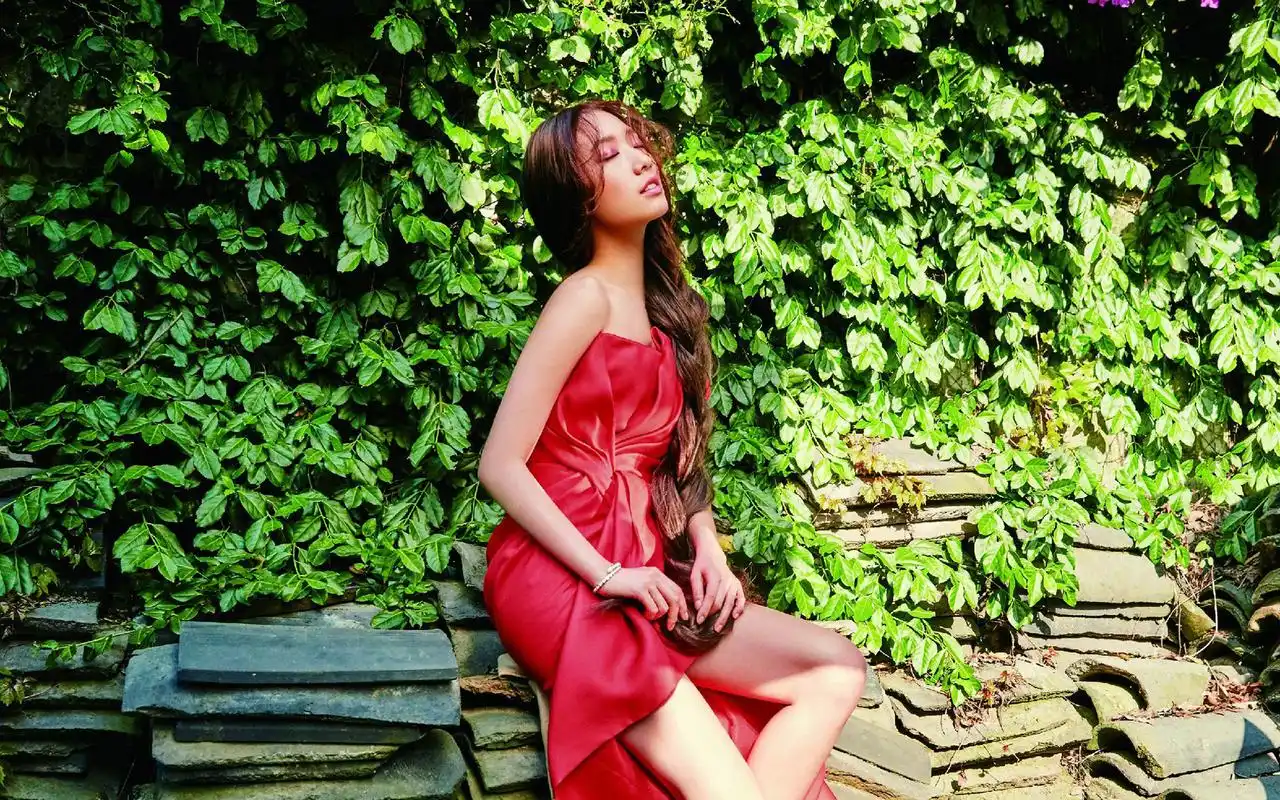 朴信惠时尚杂志性感写真图片桌面壁纸