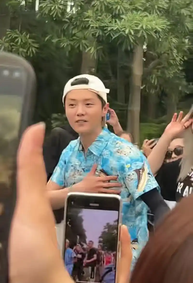 路人镜头下的鹿晗!眼睛没有神!有点素可能因为没有化妆!