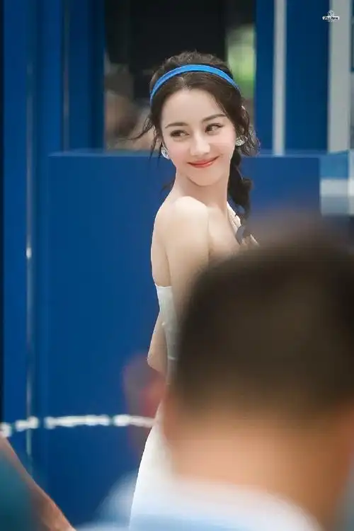 迪丽热巴站姐自带板凳##迪丽热巴生图