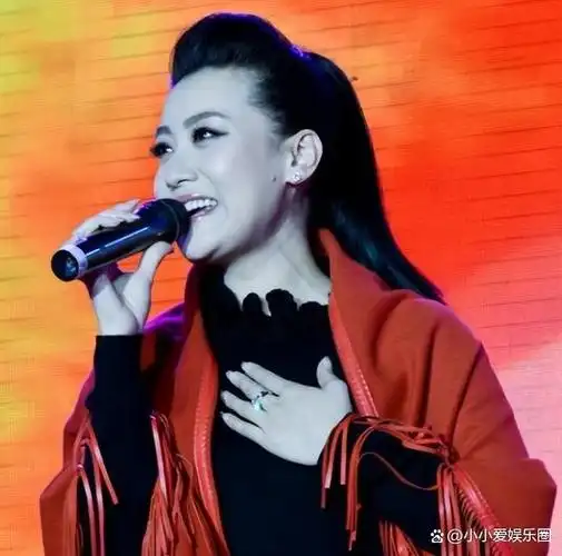 军旅歌手谭晶37岁高龄为爱生女如今事业家庭两不误