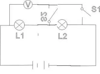 现有两节干电池串联组成电源,两只小灯泡,两个开关,一只电压表和若干