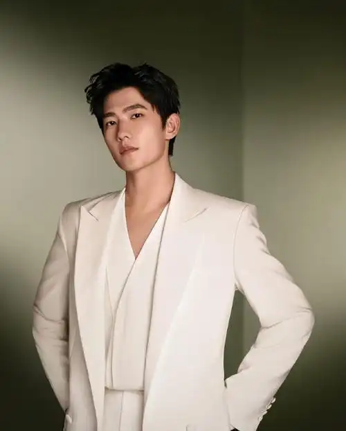 杨洋纯白西装大片##杨洋雅顾光影大片质感