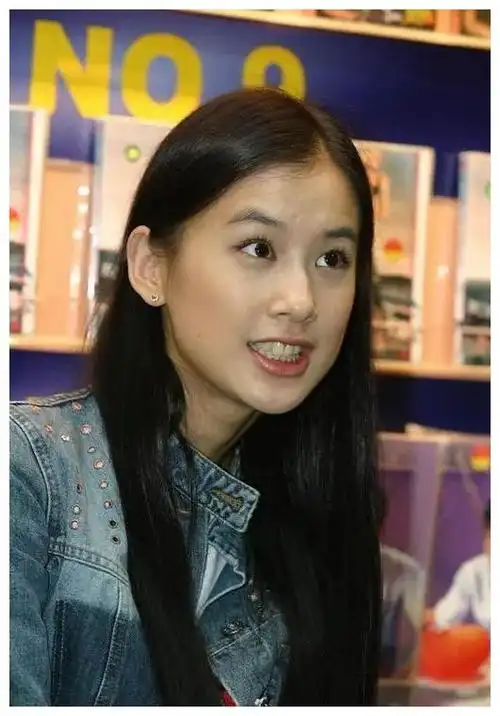 黄圣依早期刚刚出道时的形象,真的很适合出演清纯校花类的角色.