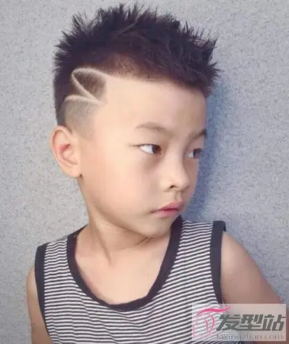 小男孩两边剃发型酷炫吸睛秒变小潮男