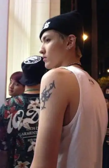 男明星吴亦凡手臂蝎子纹身图案分享