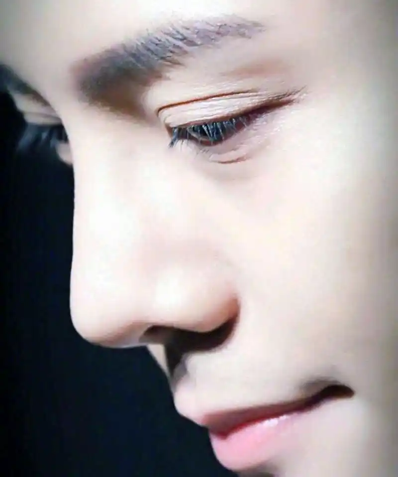 陈伟霆展示高颜值男神侧脸杀,"心灵的窗户"很惹眼球!