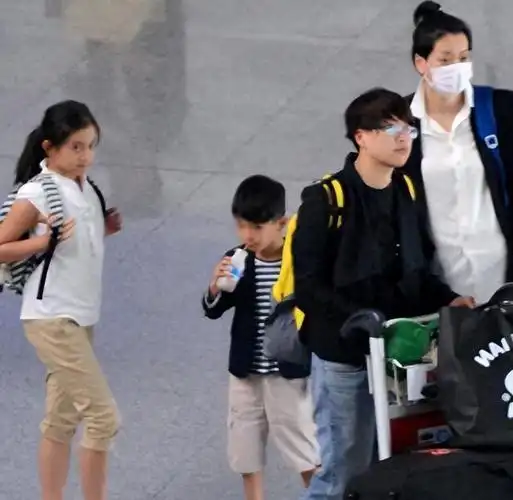 毛阿敏近照:素颜憔悴,与百亿隐形富老公恩爱多年,女儿美炸了