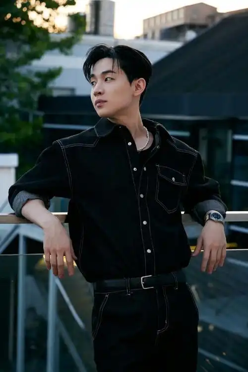 刘宪华牛仔连体裤造型##刘宪华连体裤造型