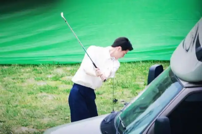 袜子还破大洞开局很惨的 但是后来听说跟王一博差不多有钱了没事还打