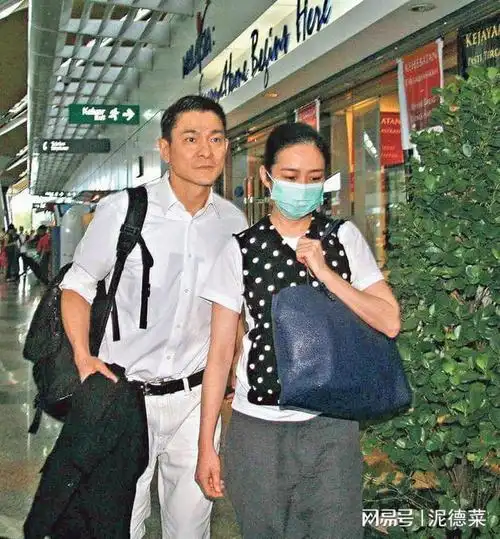 结婚后的第四年朱丽倩为刘德华生下一个女儿,当时朱丽倩已经46岁而