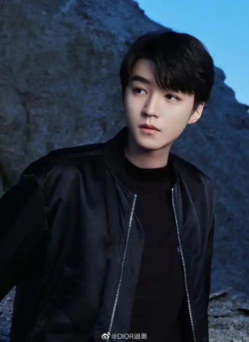 black穿搭沉稳帅气轮廓清晰的凯boss@tfboys-王俊凯