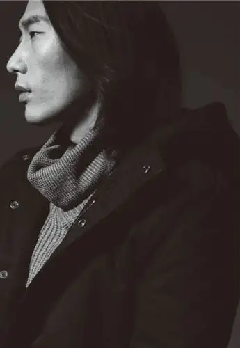 点线面摄影文艺男长发男模特 个性复古男装拍摄 室内纯色实景棚拍