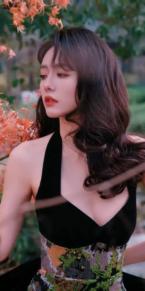 蔡文静卷发吊带连衣裙性感写真_发型_造型_一身