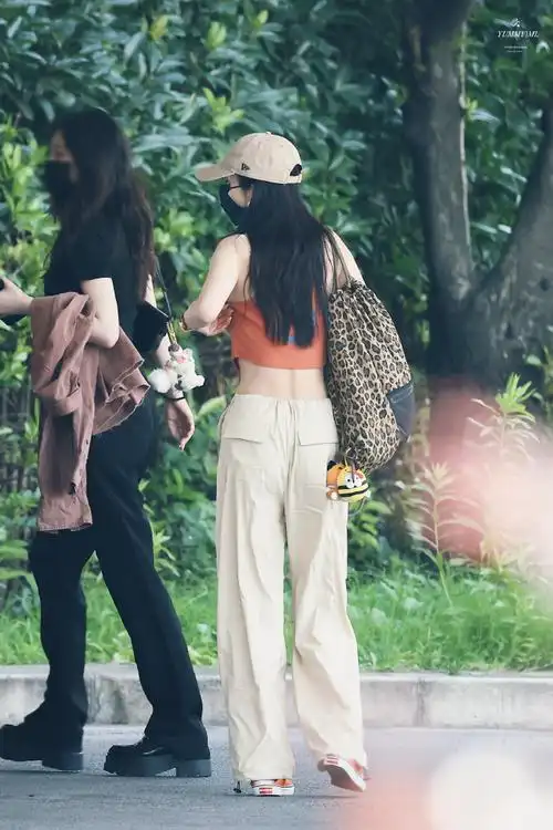 杨幂私服##杨幂包上挂着狐狸和小蜜蜂##杨幂机场露脐装造型