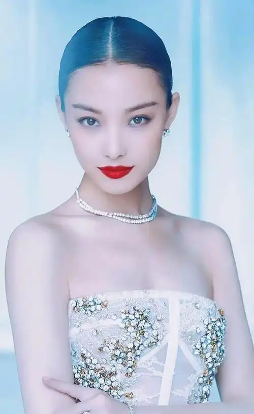 倪妮高清冷艳美照,明艳动人!__财经头条