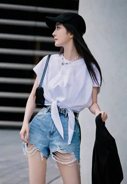 杨幂下班饭拍生图曝光,短裤配西装行色匆匆太美了,这双腿羡慕了_白色