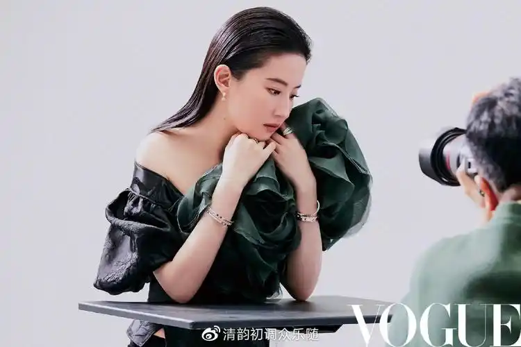 vogue服饰与美容20204月刊刘亦菲封面专访温柔的力量heroines