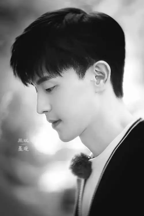 邓伦绝美侧颜杀合集神仙颜值让人一秒沦陷